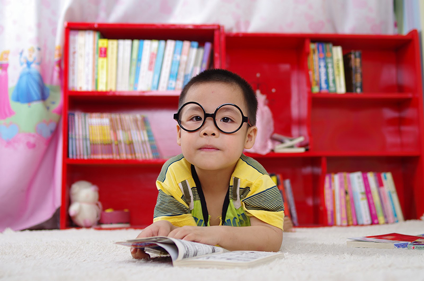 enfant portant des lunettes